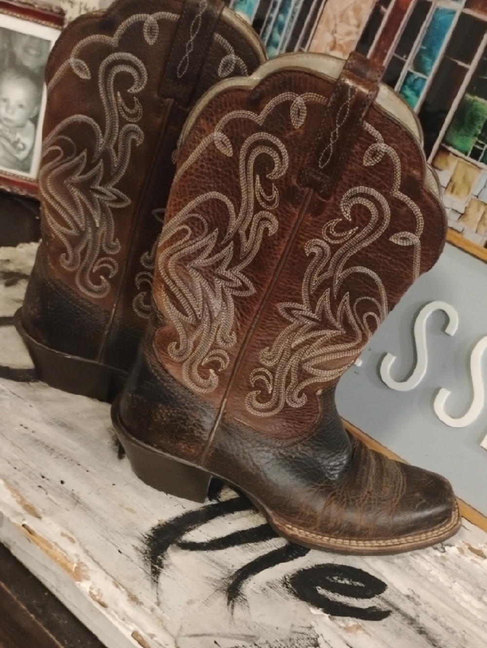 Women's Ariat Tan Leather Boot Interior with Embroidered Lining. 5.5B